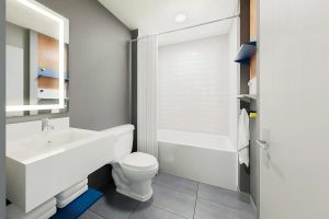 Microtel-Lac-Megantic_chambre-de-bain - Microtel Lac-Mégantic